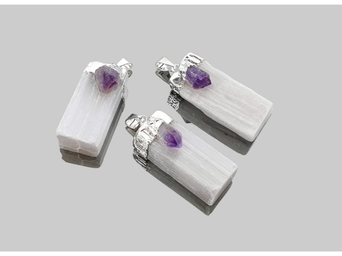Dije de selenita bañado con piedras