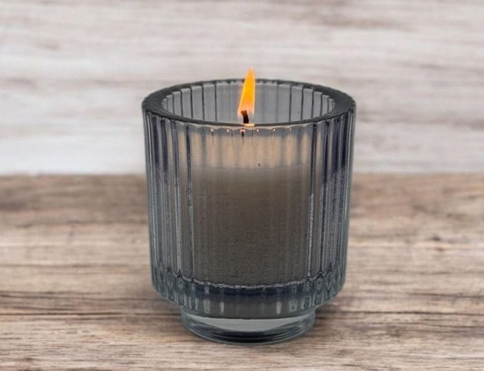 Vela de cera en vaso rayado